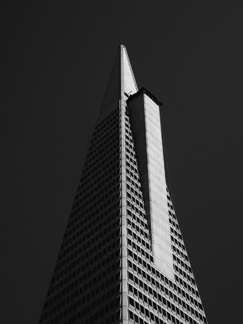 black and white shot of transamerica pyramid skyscraper in new york from below, transamerica pyramid in bampw 4k