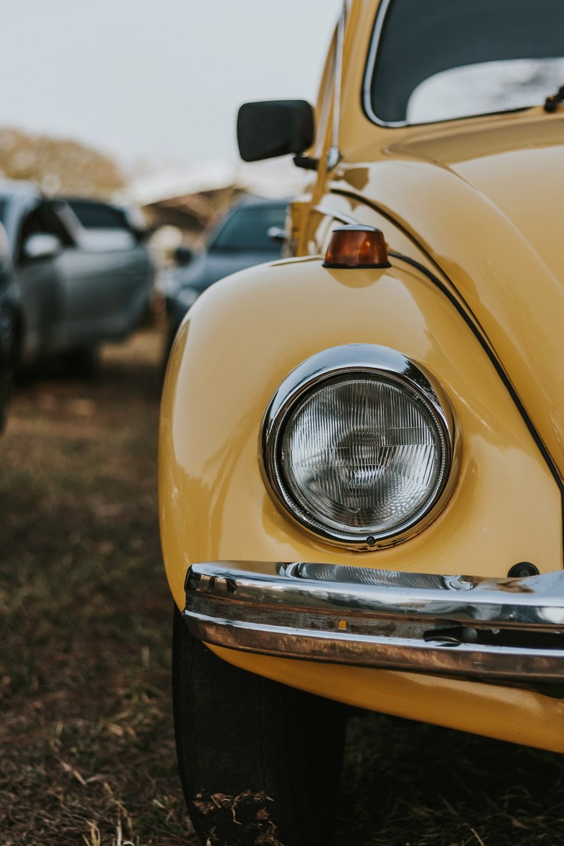 the passenger side headlight of a yellow car, _classic car 80s vw beetle 4k