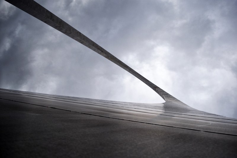 an angular shot of a part of the gateway arch in st_ louis missouri, arch in the sky 4k