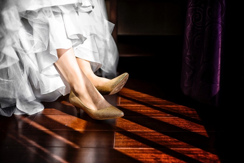 brides gold high heels and wedding dress ruffles, bride gold high heels 4k