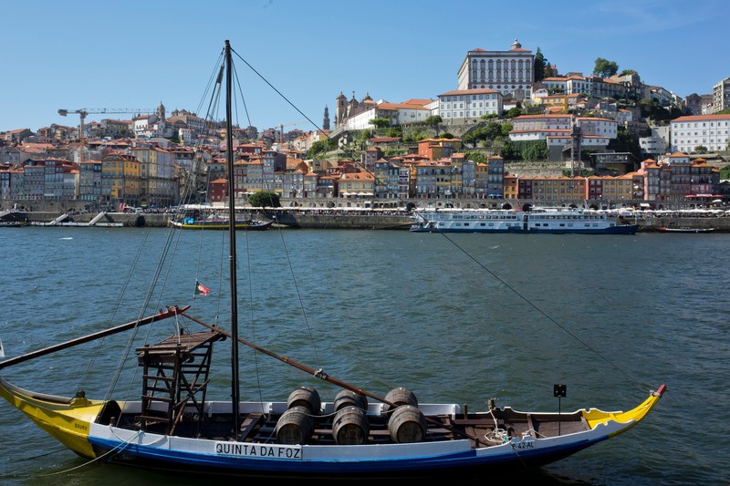 docked in porto 4k