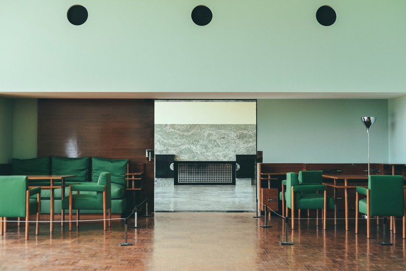 inside the hall of the villa cavrois with green sofas and contemporary wall panel, _villa cavrois 4k