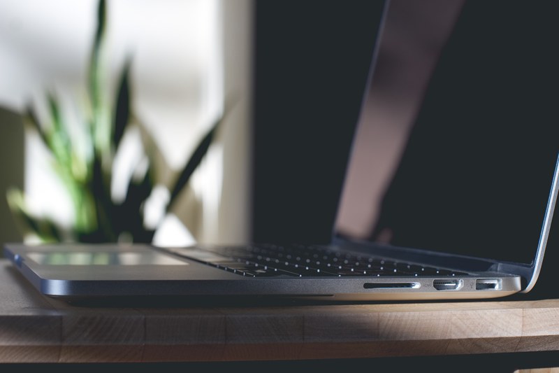 side shot of an open macbook, apple macbook pro 4k