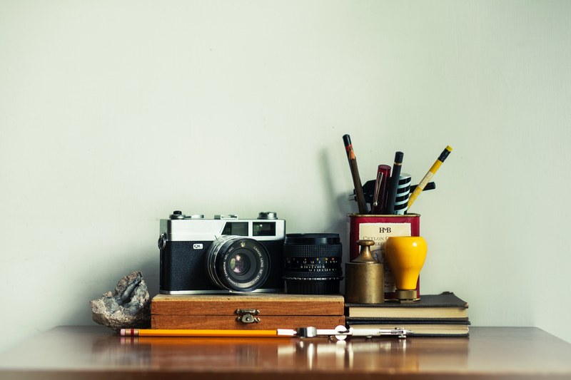 camera desk pencil and pen 4k