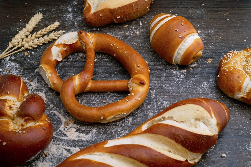 bread bakery pretzel and wheat 4k