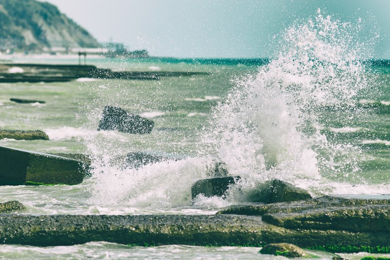 wafe water rock and sea 4k