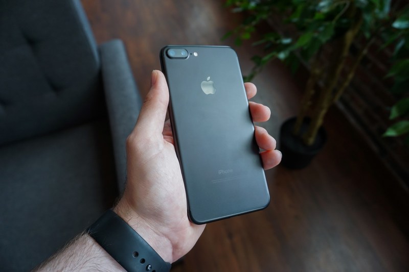 a persons hand holding a black iphone 7, black smartphone in hand 4k