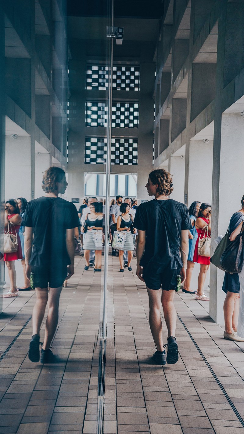 tourists reflected in a glass wall in london, tourists in a mirror 4k