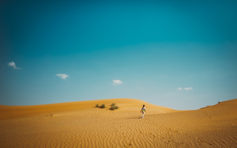 girl walks alone in the dry sand dunes of the desert, girl 4k