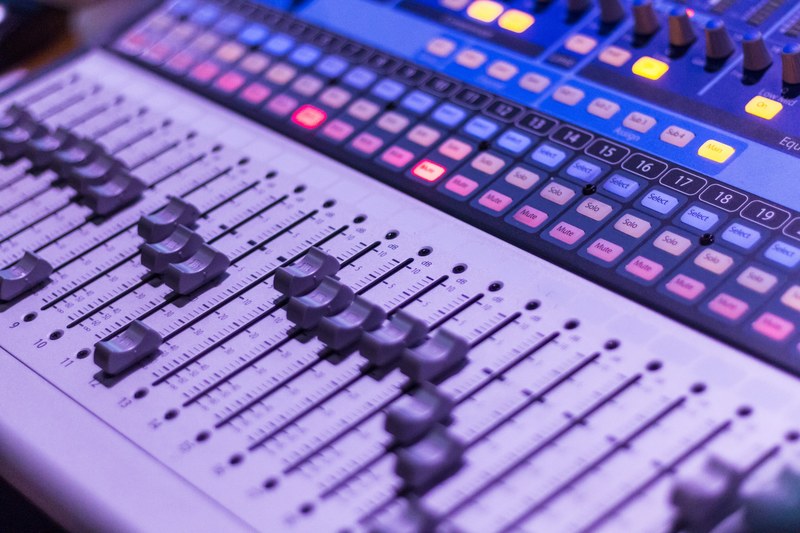 soundboard with buttons at different levels, buttons on soundboard 4k