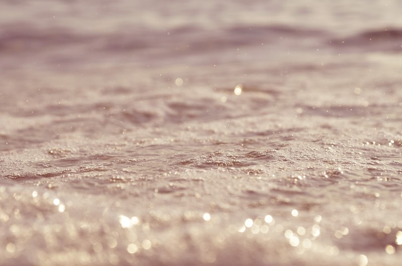 close up of raindrops falling on a body of water, rain over water 4k
