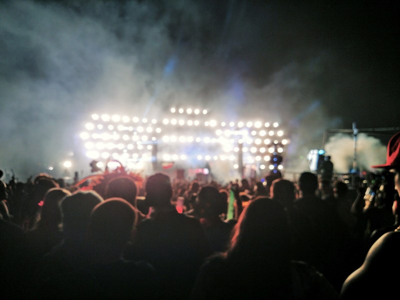 edm rave blur and light 4k