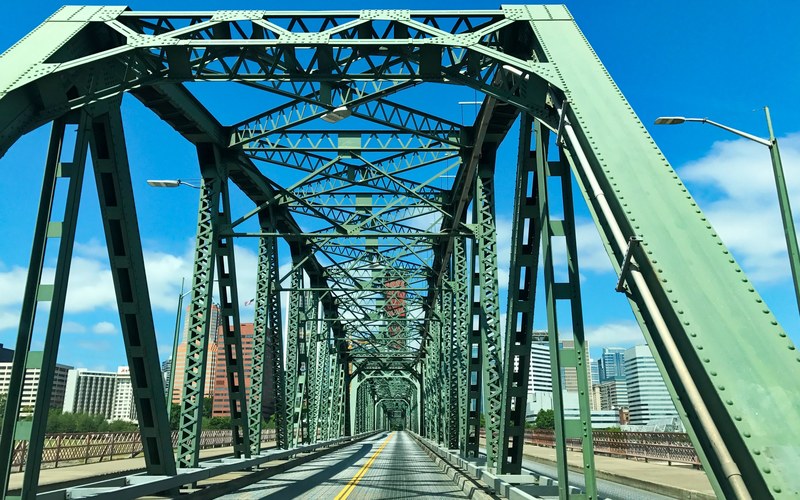 crossing the hawthorne bridge into portland 4k