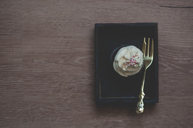 cupcake fork plate and wooden table 4k