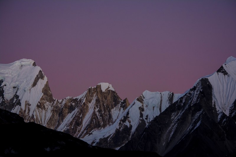 purple evening sky over snow capped mountains, himalayan peaks 4k
