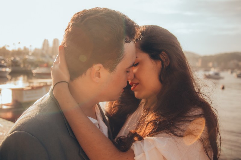 a woman pulls a man into a passionate kiss on sunny avenida portugal, sunny avenida portugal kiss 4k