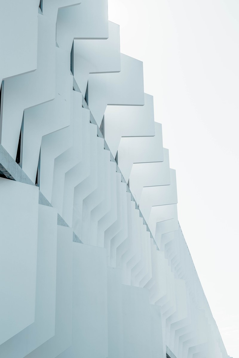 a side view of a white facade in madrid, madrid architecture facade 4k