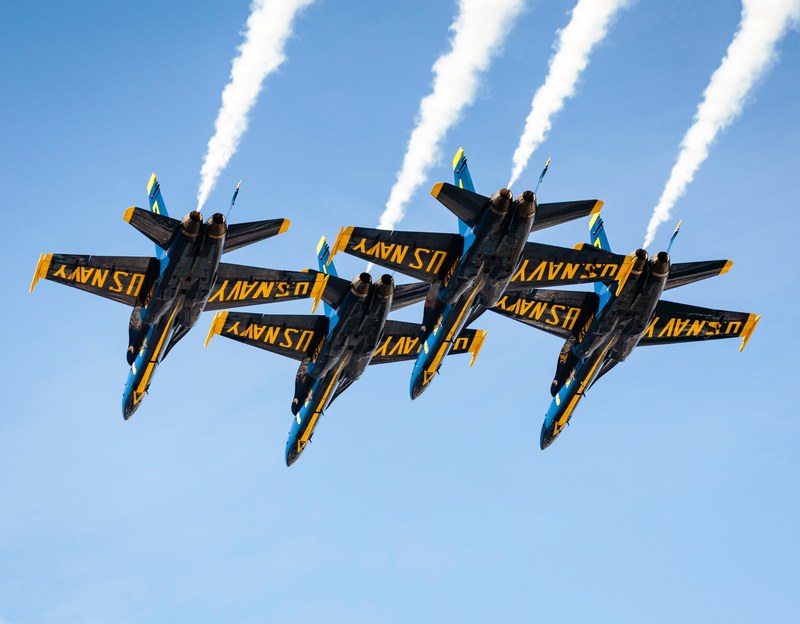 the us navy jet fighter planes flying in an airshow in san francisco, san francisco airshow 4k