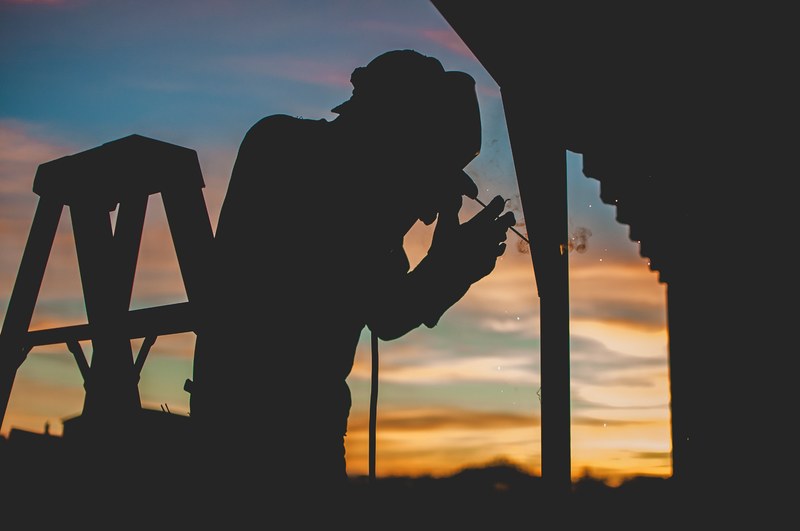 welder welding sunset and sky 4k