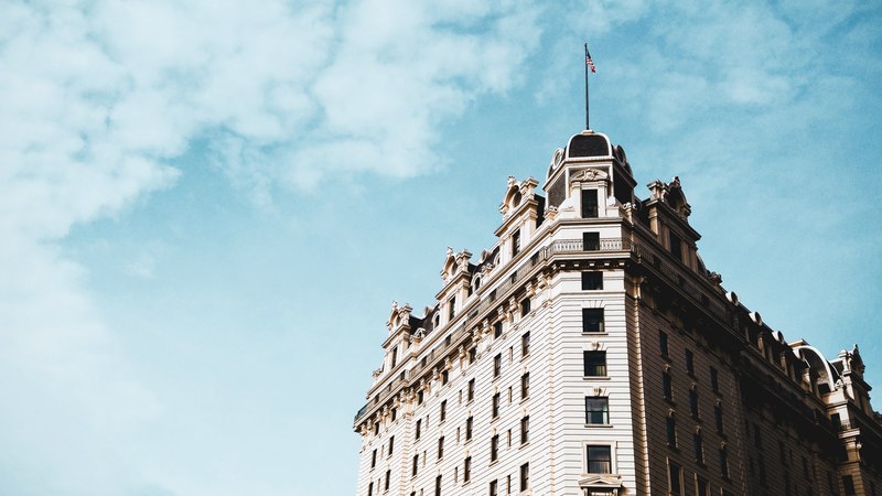 an elegant building with the american flag on a pole in washington dc, building with american flag 4k