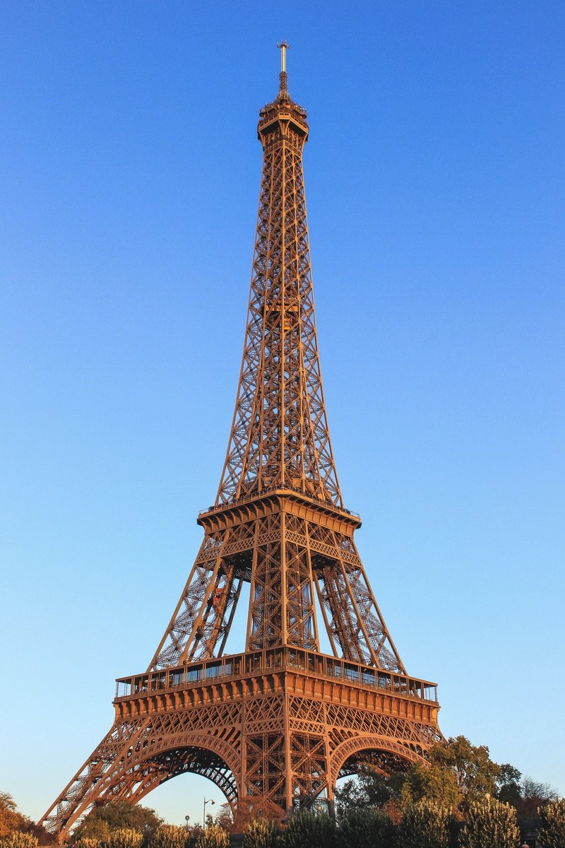 a full view of the eiffel tower in paris with clear blue skies behind it, eiffel tower blue skies 4k