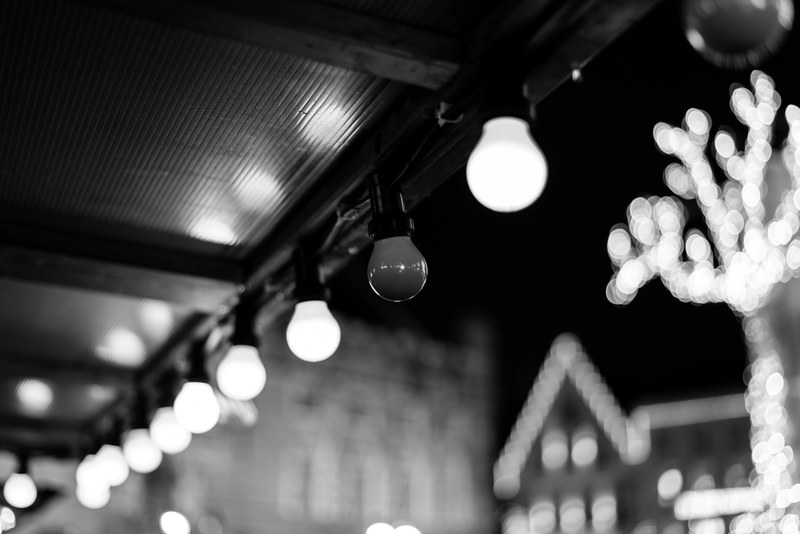 streetlight black and white and lightbulb 4k