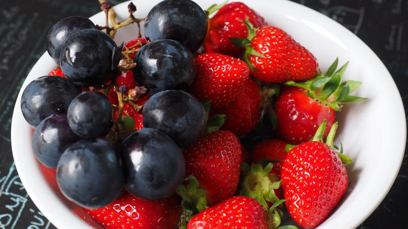 grapes, strawberries, berries, plate, 4k