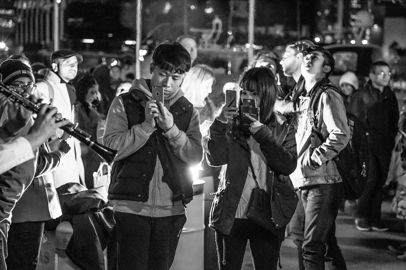 crowd phone mobile phone and person 4k