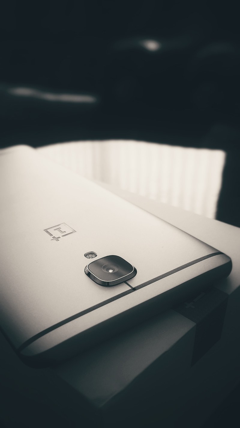 the back of a smartphone, _smartphone back side 4k