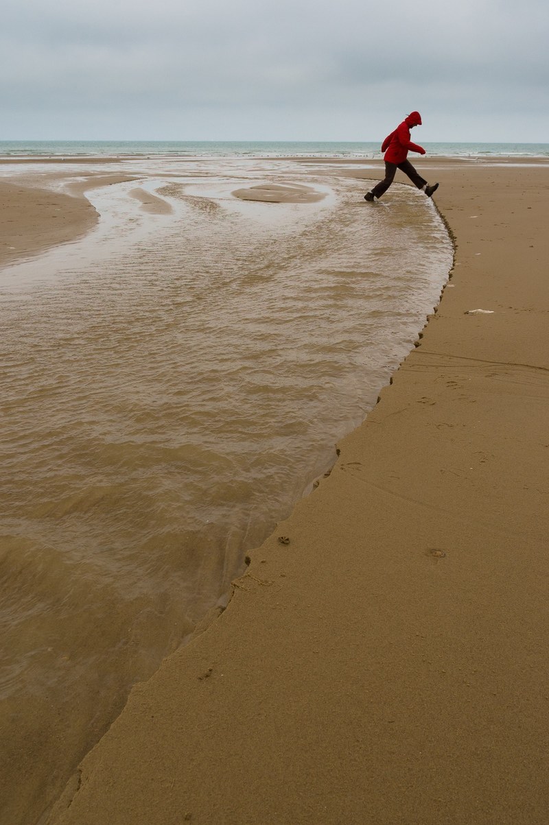 crossing a stream at low tide 4k