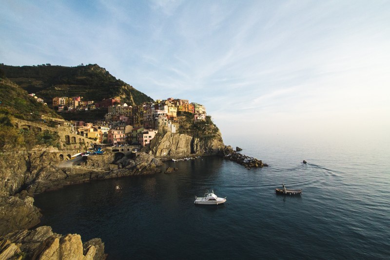 boats pull into the shore of a hillside villa in italy, 5 cities hike 4k