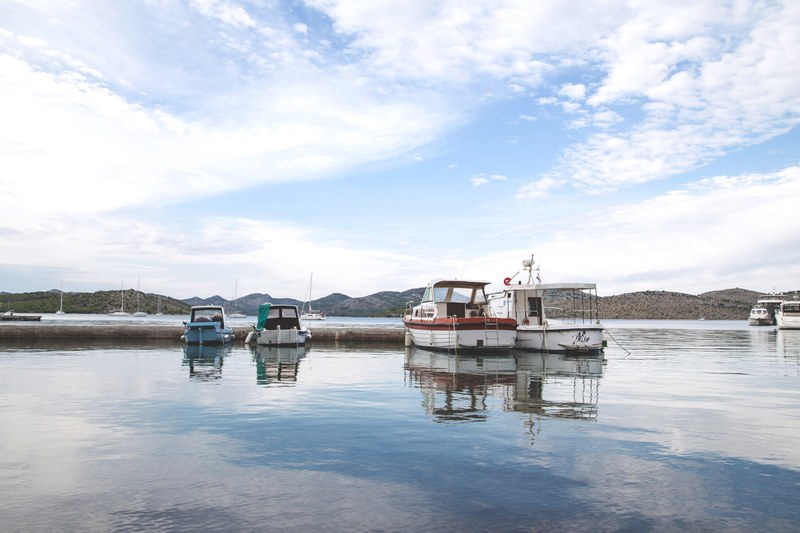 sky reflection boat and sea 4k
