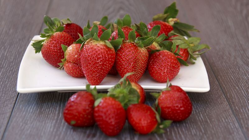 strawberry, berry, plate, 4k
