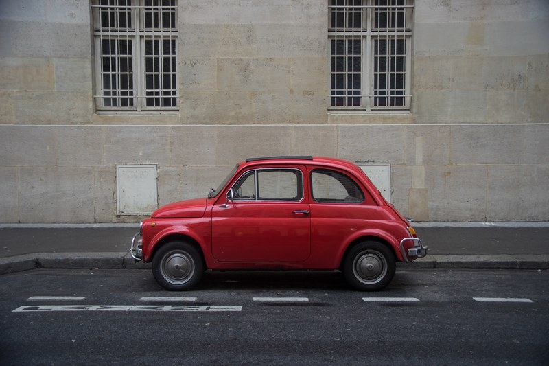 car red fiat 500 and building 4k