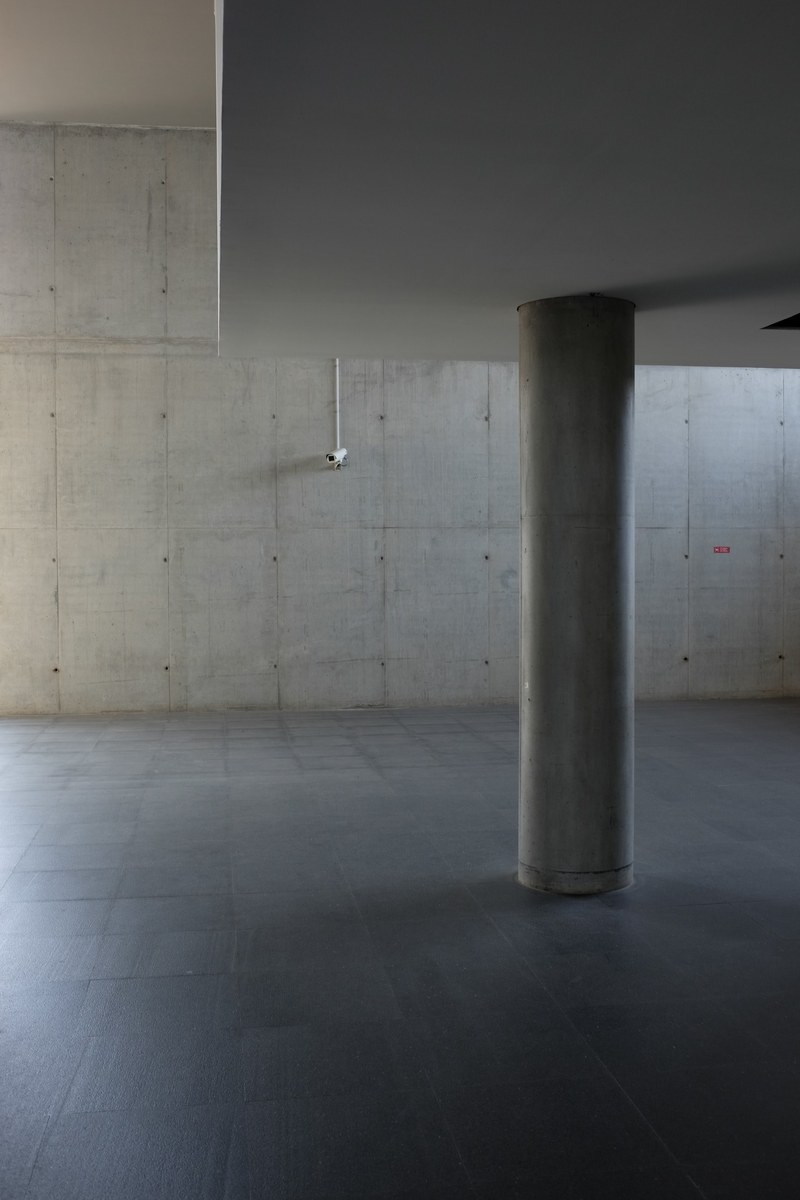 the inside of a building made of concrete walls with a platform supported by pillars, _building interior lisbonne 4k