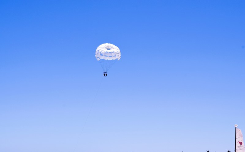 parachute water sky and blue 4k