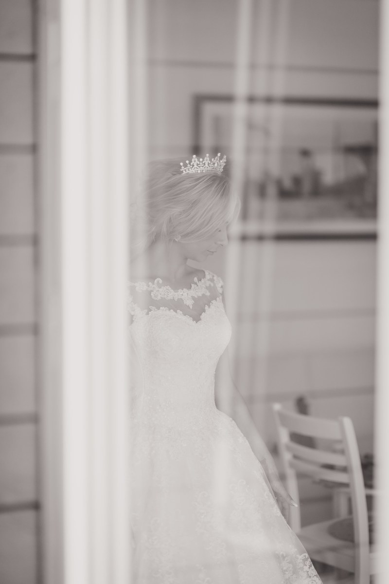 a woman in her wedding dress, _wearing wedding dress 4k