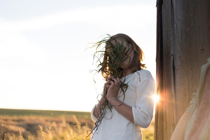girl family prairie and free 4k
