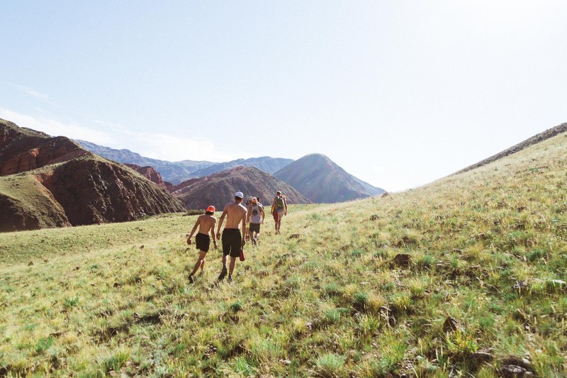some friends walking in the unknown 4k