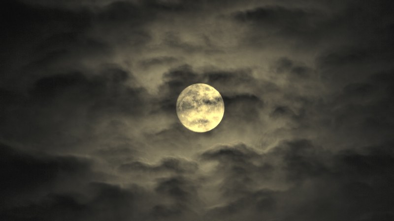 cloudy moon 4k
