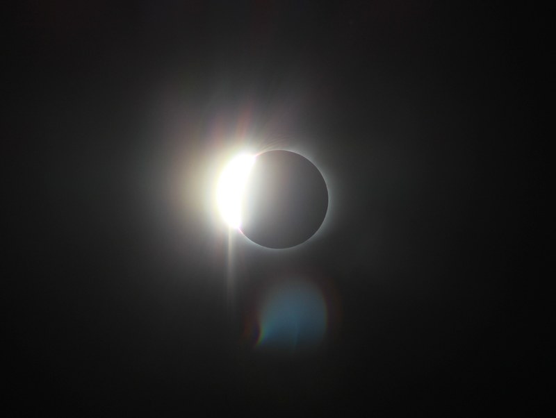 the sun glows against a dark sky during the solar eclipse, kentucky eclipse 4k