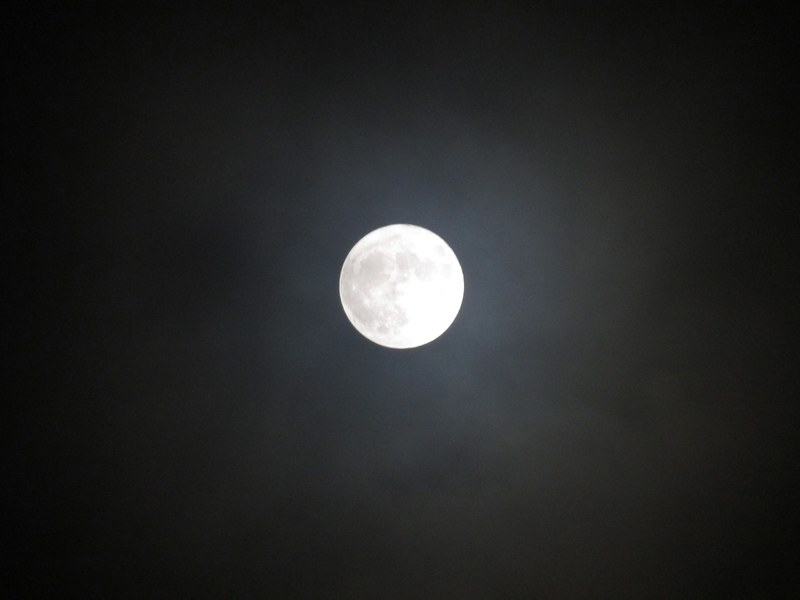 the full moon on the night sky at tipton england, dy4 supermoon 4k