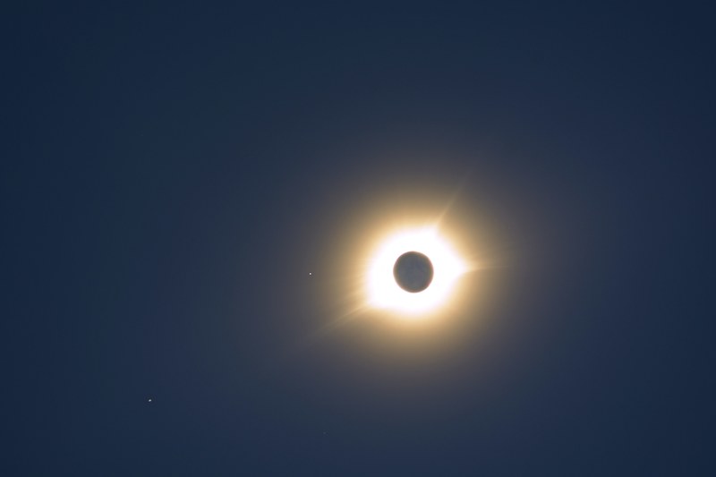 a solar eclipse during the day, _totality with star and planet 4k