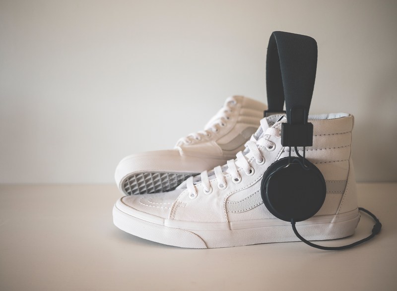 shoelace shoe white and listen 4k