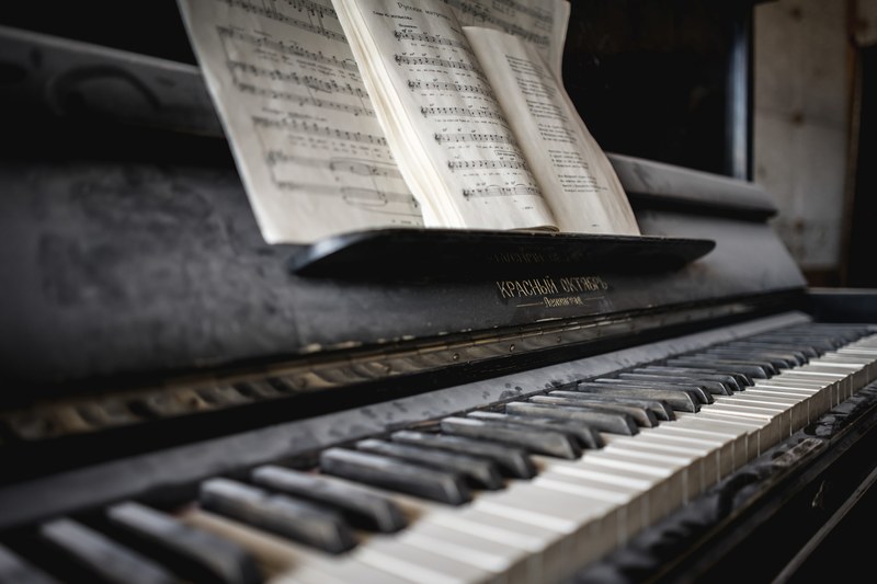 piano old dusty and book 4k