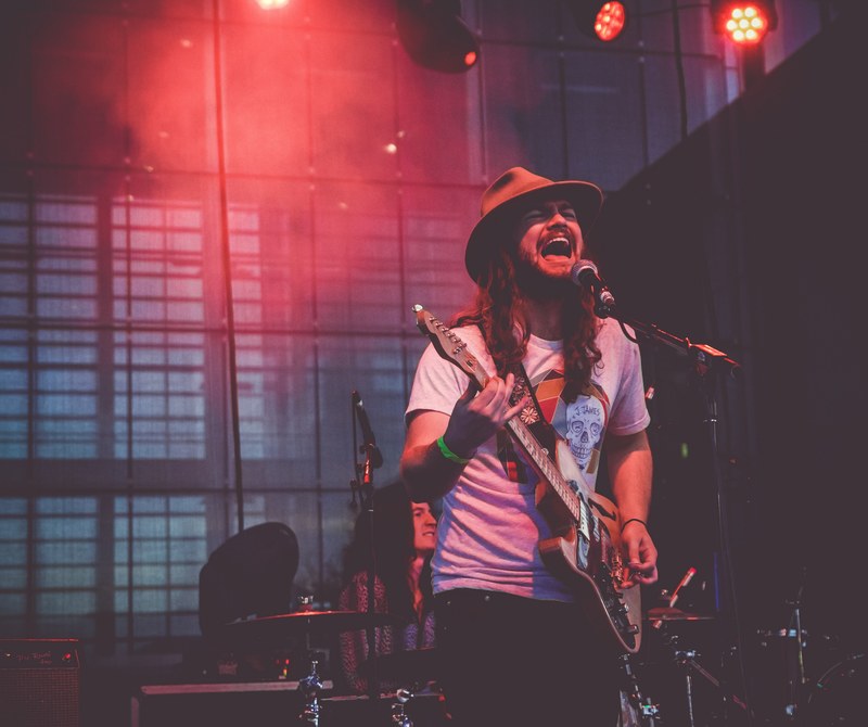 performance musician festival and hat 4k