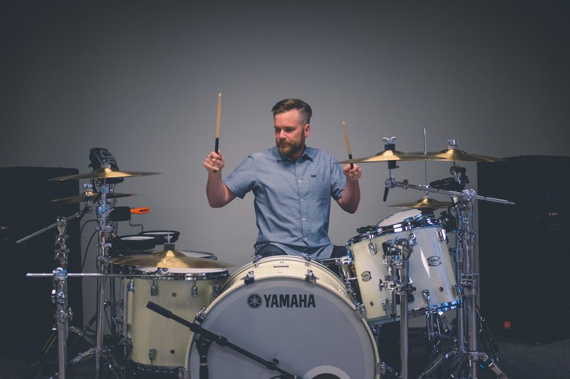 drummer drum snare and yamaha 4k