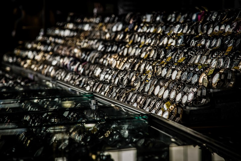 watch stall urban folk and cityscape 4k