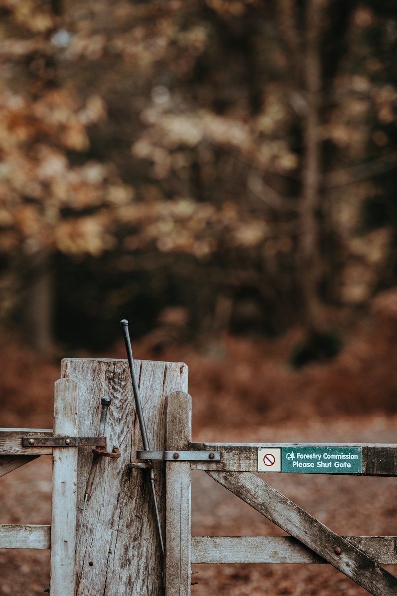please shut the gate sign 4k