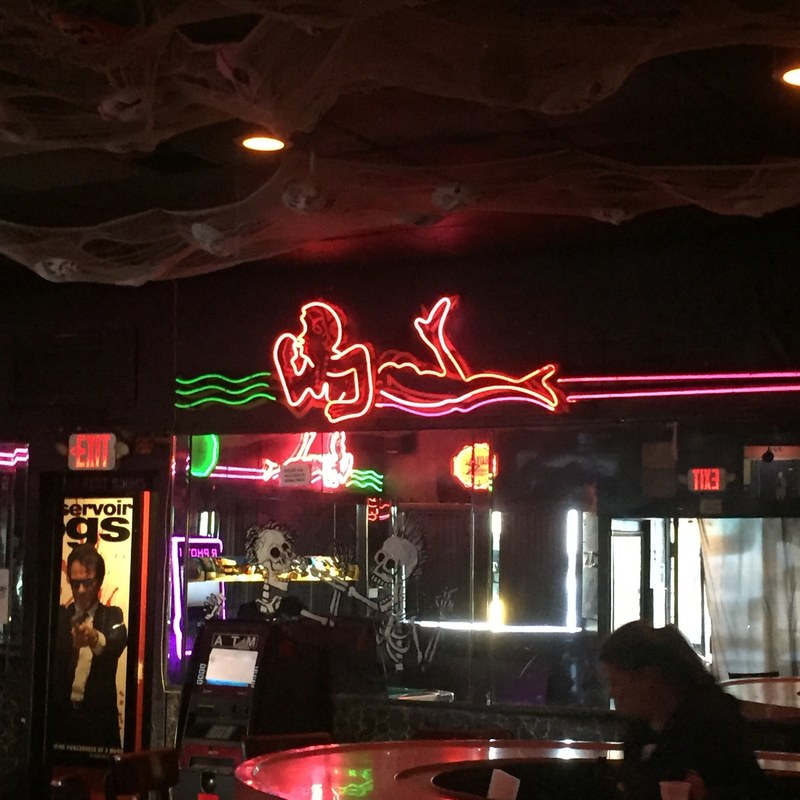 dive bar south beach 4k
